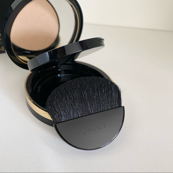 Hold Gucci luxe monogram finishing powder and brush - Picture 2 of 16